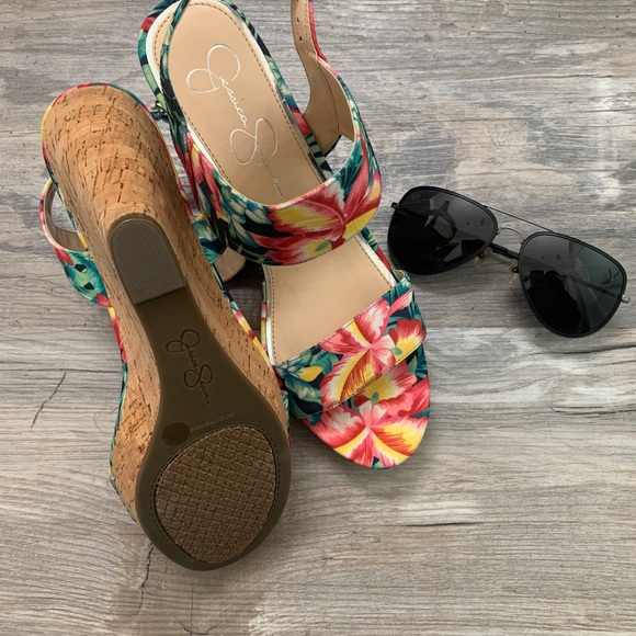 Jessica Simpson Hawaiian floral wedges. - Picture 2 of 5